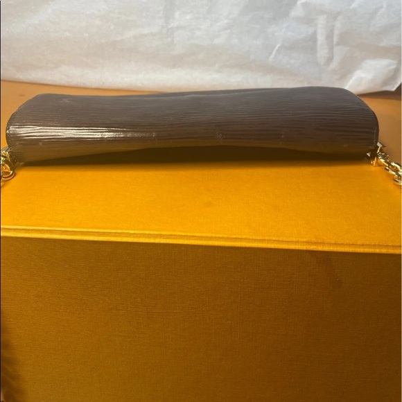 Authentic Louis Vuitton Epi Sarah Wallet - Picture 12 of 12